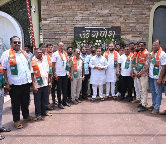 भुईबावड्यात उबाठा गटाला मोठा धक्का सुनील नारकर यांचा भाजपात प्रवे पालकमंत्री नितेश राणे यांच्या उपस्थितीत असंख्य कार्यकर्त्यांसह भाजपात दाखल